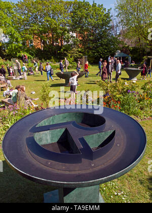 La scultura di William Pye sul display nel giardino segreto, Kemp Town, Brighton Foto Stock