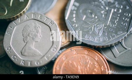 Vista dall'alto delle varie monete spalmata sulla tabella. Un sacco di monete metalliche da diversi paesi nella pila. Foto Stock