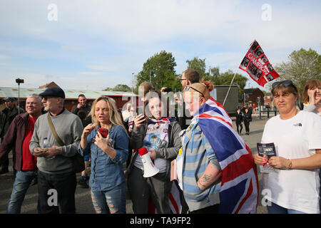 Salford, Regno Unito. 22 Maggio, 2019. Tommy Robinson sostenitori frequentare un rally. Mocha Parade, inferiore Broughton, Salford. Credito: Barbara Cook/Alamy Live News Foto Stock