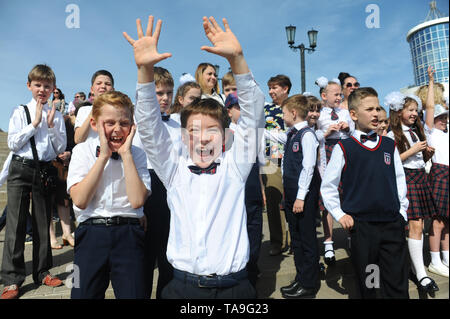 , Tambov Tambov Regione, la Russia. 23 Maggio, 2019. Il 22 maggio l'ultimo campanello scuola ha squillato per futuri diplomati scuola superiore in molte scuole di russo. Ora si terranno gli esami finali e iscriversi a varie scuole e per il resto degli studenti sarà presto venire le vacanze estive. Nella città di Tambov (Russia) scuola solenne linea (ultimo campana) è svolta sulla piazza di musica. Nella foto - gli studenti della scuola elementare sono felice circa le prossime vacanze estive nella solenne linea (l'ultimo campanello scuola) sulla piazza della musica di credito: Demian Stringer/ZUMA filo/Alamy Live News Foto Stock