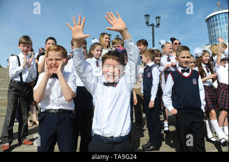 , Tambov Tambov Regione, la Russia. 23 Maggio, 2019. Il 22 maggio l'ultimo campanello scuola ha squillato per futuri diplomati scuola superiore in molte scuole di russo. Ora si terranno gli esami finali e iscriversi a varie scuole e per il resto degli studenti sarà presto venire le vacanze estive. Nella città di Tambov (Russia) scuola solenne linea (ultimo campana) è svolta sulla piazza di musica. Nella foto - gli studenti della scuola elementare sono felice circa le prossime vacanze estive nella solenne linea (l'ultimo campanello scuola) sulla piazza della musica di credito: Demian Stringer/ZUMA filo/Alamy Live News Foto Stock