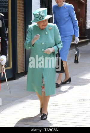 Londra, Regno Unito. 22 Maggio, 2019. Sua Maestà la Regina Elisabetta II visita una replica di uno degli originali Sainsbury's memorizza in Covent Garden di Londra in occasione del centocinquantesimo anniversario. Credito: Keith Mayhew/SOPA Immagini/ZUMA filo/Alamy Live News Foto Stock