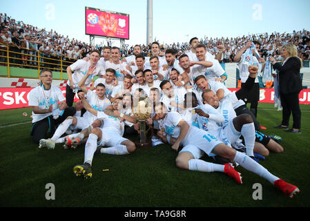 Pola, Croazia. 22 Maggio, 2019. Team Rijeka celebrare dopo aver sconfitto Dinamo Zagreb nella finale del 2018-19 Calcio Croata Cup al Aldo Drosina Stadium di Pola, Croazia, 22 maggio 2019. Rijeka ha vinto 3-1. Credito: Igor Kralj/Xinhua/Alamy Live News Foto Stock