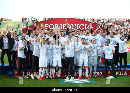 Pola, Croazia. 22 Maggio, 2019. Team Rijeka celebrare dopo aver sconfitto Dinamo Zagreb nella finale del 2018-19 Calcio Croata Cup al Aldo Drosina Stadium di Pola, Croazia, 22 maggio 2019. Rijeka ha vinto 3-1. Credito: Igor Kralj/Xinhua/Alamy Live News Foto Stock