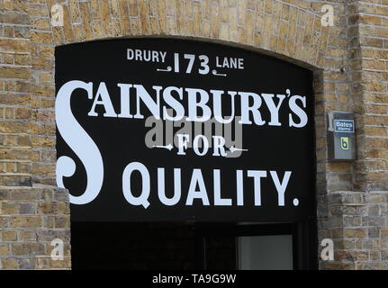 Londra, Regno Unito. 22 Maggio, 2019. Sua Maestà la Regina Elisabetta II visita una replica di uno degli originali Sainsbury's memorizza in Covent Garden di Londra in occasione del centocinquantesimo anniversario. Credito: Keith Mayhew/SOPA Immagini/ZUMA filo/Alamy Live News Foto Stock