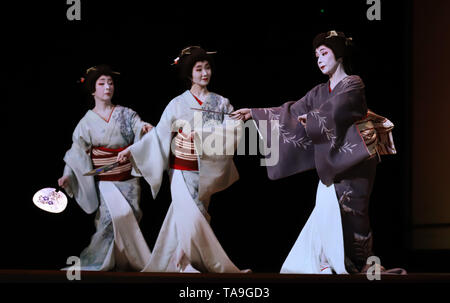 Tokyo, Giappone. 22 Maggio, 2019. Giappone della geisha eseguire giapponese di danze tradizionali e drammi per la 95th Azuma annuale ballo di Odori prestazioni a loro prove abito a Shimbashi Enbujo Theatre di Tokyo il mercoledì 22 maggio, 2019. La Geisha si esibiranno quattro-giorno, 10 spettacoli dal 23 maggio attraverso 26. Credito: Yoshio Tsunoda/AFLO/Alamy Live News Foto Stock