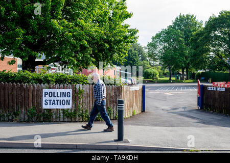 Chippenham, Regno Unito. 23 Maggio, 2019. Un uomo è raffigurato a camminare lungo una stazione di polling firmare al di fuori di una scuola in Chippenham, Wiltshire come voti avviene nel 2019 le elezioni del Parlamento europeo. Credito: Lynchpics/Alamy Live News Foto Stock