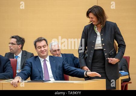 Monaco di Baviera, Germania. 23 Maggio, 2019. Markus Söder (CSU, la seconda da sinistra), il Primo Ministro della Baviera, colloqui con lse Aigner (CSU, r), Presidente del Parlamento Bavarese, durante lo stato di sessione del Parlamento europeo. Durante la sessione, i deputati al Parlamento europeo sarà in discussione anche le prossime elezioni europee. Credito: Sina Schuldt/dpa/Alamy Live News Foto Stock