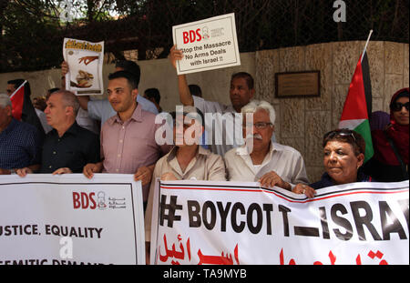 23 maggio 2019 - Gaza City, nella Striscia di Gaza, Territori palestinesi - palestinesi banner in attesa durante una manifestazione di protesta contro la decisione del parlamento tedesco contro il movimento di boicottaggio BDS al di fuori della Germania dell ufficio di rappresentanza, di Gaza City, il 23 maggio 2019. In Germania il parlamento europeo ha condannato il 17 maggio il movimento che esige un boicottaggio nei confronti di Israele come anti-semita, avviso che le sue azioni erano reminiscenza dei nazisti" campagna contro gli ebrei. Foto Stock