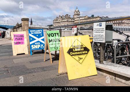 Edinburgh, Regno Unito. Il 23 maggio 2019. Il voto per le elezioni del Parlamento europeo si avvia in Scozia. Esso è fortemente predisse che rimangono parti pendente avrà la maggioranza dei voti. Un-Boards al di fuori di un luogo di polling con lo skyline di Edimburgo dietro. Credito: ricca di Dyson/Alamy Live News Foto Stock