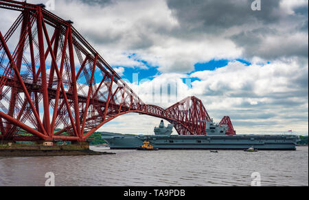 North Queensferry, Scotland, Regno Unito. 23 Maggio, 2019. Portaerei HMS Queen Elizabeth vele da Rosyth nel fiume Forth dopo una visita a casa sua porta per un riattaccare. Lei ritorna al mare per Westlant 19 Distribuzione e progettato per concentrarsi sulle operazioni del suo F-35 degli aerei da caccia. Credito: Iain Masterton/Alamy Live News Foto Stock