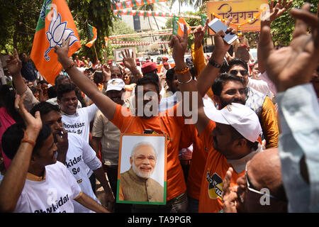 Mumbai. 23 Maggio, 2019. I sostenitori del Primo Ministro indiano Narendra Modi e la sentenza Bharatiya Janata Party (BJP) celebrare al di fuori del BJP sede in Mumbai, India il 23 maggio 2019. Primo Ministro indiano Narendra Modi il giovedì ha elogiato la sentenza Bharatiya Janata Party (BJP)'s prestazioni in India è appena concluse le elezioni come le tendenze in corso nel conteggio dei voti ha rivelato il BJP su una serie vincente. Credito: Stringer/Xinhua/Alamy Live News Foto Stock