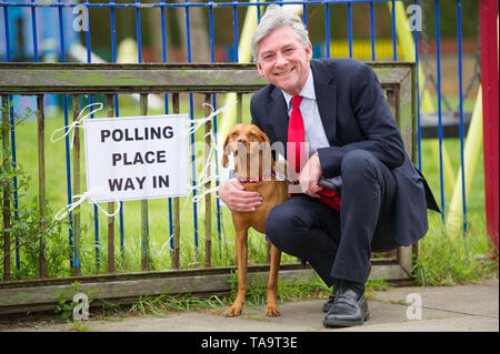 Ralston, Paisley, Regno Unito. 23 maggio 2019. Scottish leader laburista, Richard Leonard visita un locale stazione di polling durante la giornata elettorale per le elezioni europee. Credito: Colin Fisher/Alamy Live News Foto Stock