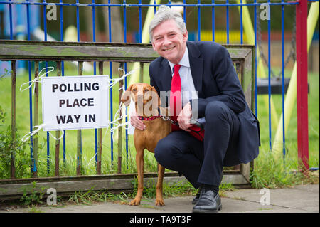 Ralston, Paisley, Regno Unito. 23 maggio 2019. Scottish leader laburista, Richard Leonard visita un locale stazione di polling durante la giornata elettorale per le elezioni europee. Credito: Colin Fisher/Alamy Live News Foto Stock