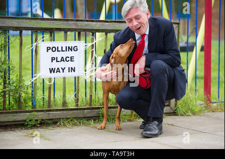 Ralston, Paisley, Regno Unito. 23 maggio 2019. Scottish leader laburista, Richard Leonard visita un locale stazione di polling durante la giornata elettorale per le elezioni europee. Credito: Colin Fisher/Alamy Live News Foto Stock