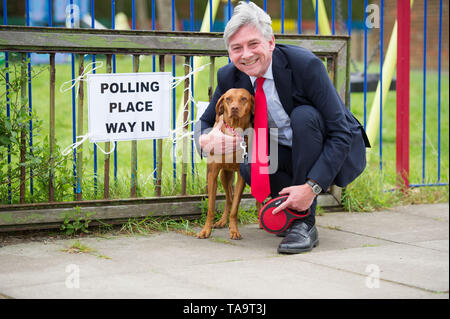 Ralston, Paisley, Regno Unito. 23 maggio 2019. Scottish leader laburista, Richard Leonard visita un locale stazione di polling durante la giornata elettorale per le elezioni europee. Credito: Colin Fisher/Alamy Live News Foto Stock