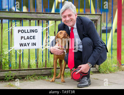 Ralston, Paisley, Regno Unito. 23 maggio 2019. Scottish leader laburista, Richard Leonard visita un locale stazione di polling durante la giornata elettorale per le elezioni europee. Credito: Colin Fisher/Alamy Live News Foto Stock