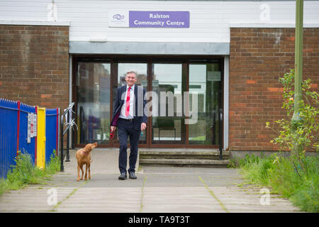 Ralston, Paisley, Regno Unito. 23 maggio 2019. Scottish leader laburista, Richard Leonard visita un locale stazione di polling durante la giornata elettorale per le elezioni europee. Credito: Colin Fisher/Alamy Live News Foto Stock