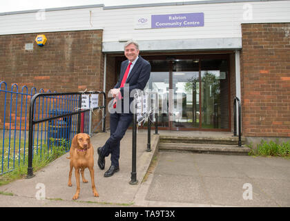 Ralston, Paisley, Regno Unito. 23 maggio 2019. Scottish leader laburista, Richard Leonard visita un locale stazione di polling durante la giornata elettorale per le elezioni europee. Credito: Colin Fisher/Alamy Live News Foto Stock