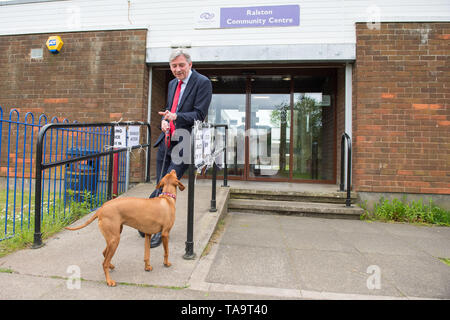 Ralston, Paisley, Regno Unito. 23 maggio 2019. Scottish leader laburista, Richard Leonard visita un locale stazione di polling durante la giornata elettorale per le elezioni europee. Credito: Colin Fisher/Alamy Live News Foto Stock