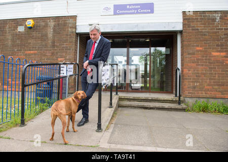 Ralston, Paisley, Regno Unito. 23 maggio 2019. Scottish leader laburista, Richard Leonard visita un locale stazione di polling durante la giornata elettorale per le elezioni europee. Credito: Colin Fisher/Alamy Live News Foto Stock