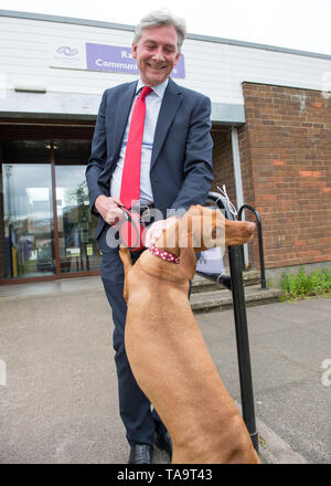 Ralston, Paisley, Regno Unito. 23 maggio 2019. Scottish leader laburista, Richard Leonard visita un locale stazione di polling durante la giornata elettorale per le elezioni europee. Credito: Colin Fisher/Alamy Live News Foto Stock