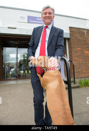 Ralston, Paisley, Regno Unito. 23 maggio 2019. Scottish leader laburista, Richard Leonard visita un locale stazione di polling durante la giornata elettorale per le elezioni europee. Credito: Colin Fisher/Alamy Live News Foto Stock