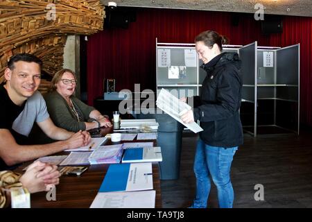 Haarlem, Paesi Bassi. 23 Maggio, 2019. Una donna voti a favore dell'elezione del Parlamento europeo a Haarlem, Paesi Bassi, 23 maggio 2019. Tra maggio 23 e 26, alcuni 427 milioni gli elettori attraverso i 28 Stati membri dell'UE voterà per riempire 751 seggi in seno al Parlamento europeo. Credito: Sylvia Lederer/Xinhua/Alamy Live News Foto Stock