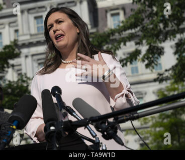 Maggio 23, 2019, Washington, Distretto di Columbia, Stati Uniti:- segretario stampa della Casa Bianca SARAH HUCKABEE SANDERS parla ai media presso la Casa Bianca di Washington, DC. Sanders indirizzata Presidente Trump's commenti a seguito del suo incontro con il Senato leader della minoranza Chuck Schumer (D-NY) e il Presidente della Camera Nancy Pelosi (D-CA), che ha accusato Trump di impegnarsi in una copertura in anticipo. Credito: Chris Kleponis/CNP/ZUMA filo/Alamy Live News Foto Stock