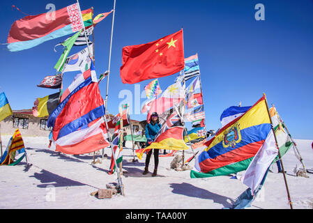 Bandiere a vaste saline del Salar de Uyuni, Bolivia Foto Stock