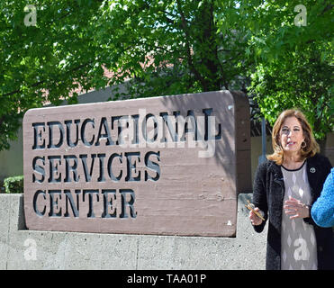 KGO televisione reporter, Lyanne Melendez copre uno sciopero degli insegnanti in Union City, California, il 20 maggio 2019 Foto Stock