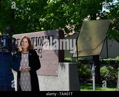 KGO televisione reporter, Lyanne Melendez copre uno sciopero degli insegnanti in Union City, California, il 20 maggio 2019 Foto Stock