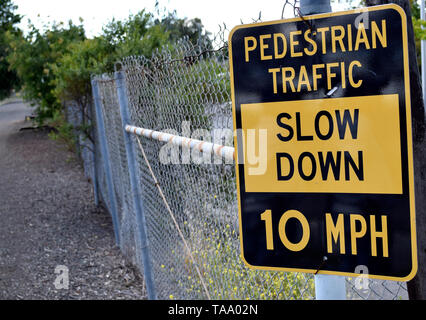 Rallentare il traffico pedonale, 10 MPH segnale di limite di velocità su Alameda Creek Trail in Fremont California Foto Stock