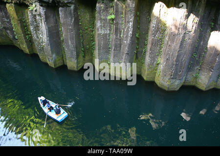 Canotto turistico sul fiume a Takachiho gorge Miyazaki Giappone Foto Stock