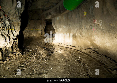 Tunnel sotterraneo in profonda miniera Foto Stock