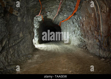 Tunnel sotterraneo in profonda miniera Foto Stock