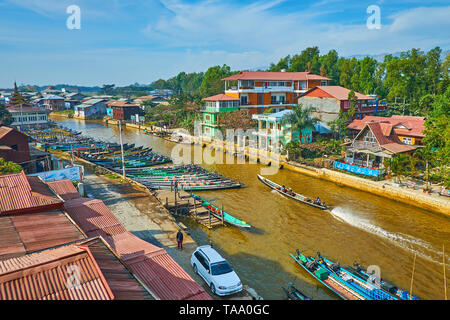 NYAUNGSHWE, MYANMAR - 19 febbraio 2018: Le barche ormeggiate sul canale del Lago Inle, allungandosi lungo il villaggio turistico, il 19 febbraio in Nyaungshwe. Foto Stock