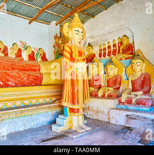 PINDAYA, MYANMAR - 19 febbraio 2018: la sala da preghiera del vecchio santuario di Kan Tu Kyaung monastero con molte statue di Buddha e i suoi discepoli e Foto Stock