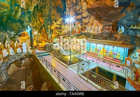 PINDAYA, MYANMAR - 19 febbraio 2018: la grande sala della grotta di stalattiti di Pindaya complesso con formazioni di roccia sulla volta e moderno ponte sopra t Foto Stock