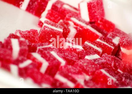 Molti gelatina dolce fragole rosso caramella di frutta caramelle di zucchero. Colori assortiti caramelle gommose. Pila di pasticceria colorate per i bambini. Caramelle gommose. Foto Stock