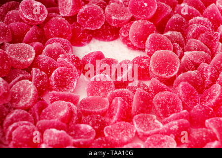 Molti gelatina dolce fragole rosso caramella di frutta caramelle di zucchero. Colori assortiti caramelle gommose. Pila di pasticceria colorate per i bambini. Caramelle gommose. Foto Stock
