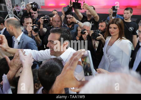 Salonicco, Grecia, 22 maggio 2019. Il primo ministro greco, e leader del partito SYRIZA, Alexis Tsipras saluta i tifosi durante una campagna di rally, precedendo la Grecia le elezioni locali ed europee. Credito : Alamy Live News / Orhan TsolakGr Foto Stock