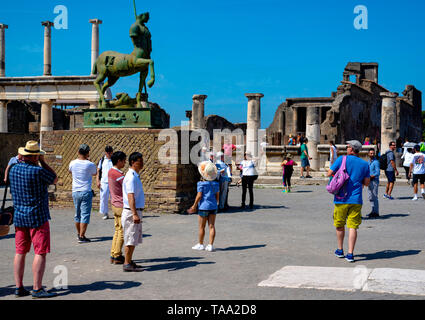 Pompei, Italia - Giugno 2, 2018: Scavi di Pompei: turisti ammirare una statua di bronzo collocata nell'area del foro Foto Stock