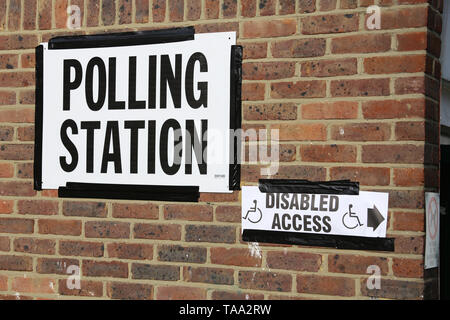 Stazione di polling segno per le elezioni europee. Ue. Maggio 2019 Foto Stock