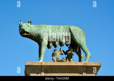 Un monumento di il simbolico lupa con Romolo e Remo lattante commemora origini romane di Merida, Spagna Foto Stock