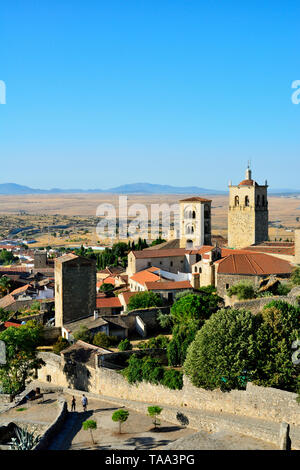 La Chiesa di Santa Maria la Mayor con le sue due torri, risalente al XV secolo. Trujillo, Spagna Foto Stock