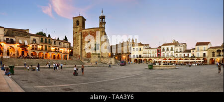 La Plaza Mayor di sera con San Martin chiesa. Trujillo, Spagna Foto Stock