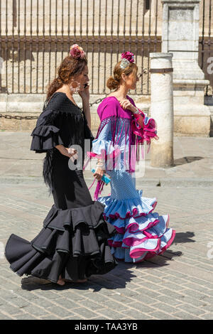 Due donne in flamenco tradizionale abito in una strada a Siviglia, regione Andalusia, Spagna Foto Stock