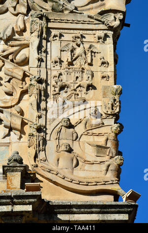 Dettaglio del Palacio de la conquista (Palacio de los Orellana Toledo) raffigurante incatenati Incas sconfitto da Francisco Pizarro. Trujillo, Spagna Foto Stock