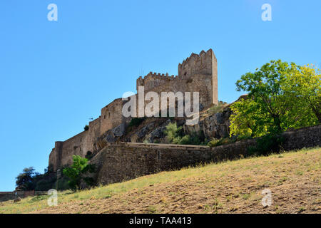 Il castello medievale di Albuquerque (Luna castello risalente al XIII secolo. Albuquerque, Spagna Foto Stock
